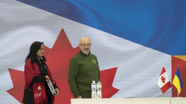 وزيرة الدفاع الكندية أنيتا أناند ونظيرها الأوكراني أوليكسي ريزنيكوف قبيْل بدء مؤتمرها الصحفي المشترك اليوم في كييف.
