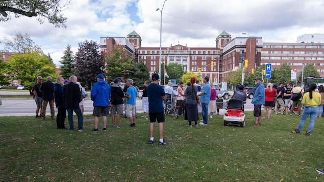 Manifestation contre les mesures sanitaires devant l’Hôpital d’Ottawa