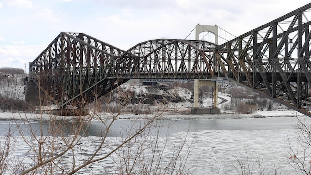 La facture pour la peinture et l’entretien du pont de Québec pourrait approcher les 800 millions de dollars sur 25 ans.