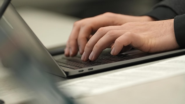 Des mains sur un clavier