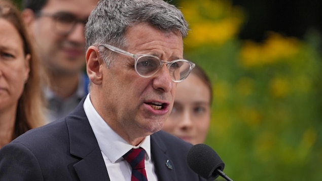 Baisse d’impôts et congé de paternité bonifié, promettent le PCQ et la CAQ