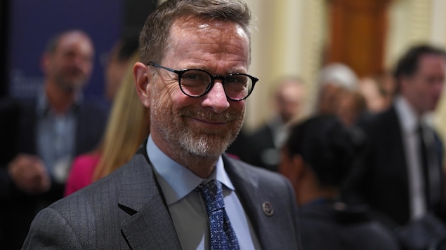 Frédéric Beauchemin sortant du Salon rouge.