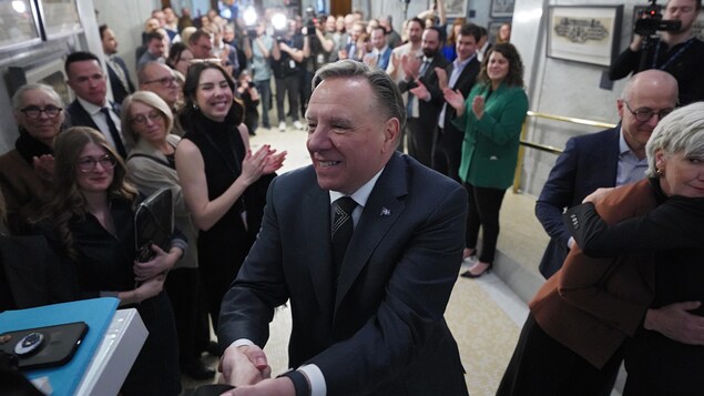 François Legault serrant des mains.