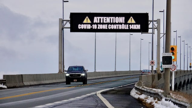 Un avertissement de contrôle au pont de la Confédération à l'Île-du-Prince-Édouard, en janvier 2021.