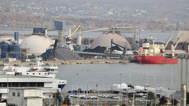 Un plan large des installations de transbordement de vrac du port de Québec.