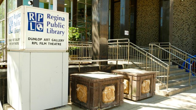 Devanture de la bibliothèque publique de Regina. 