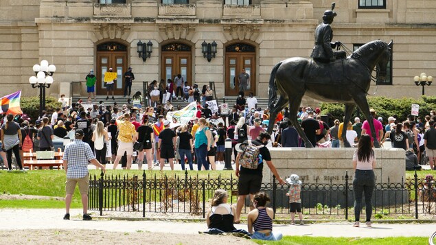 Des centaines de personnes manifestent devant le palais législatif à Regina.