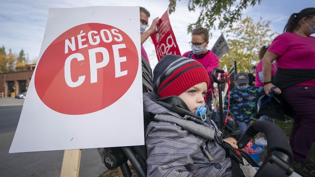 Grève dans les CPE : LeBel défend son offre, les éducatrices de la CSQ manifestent