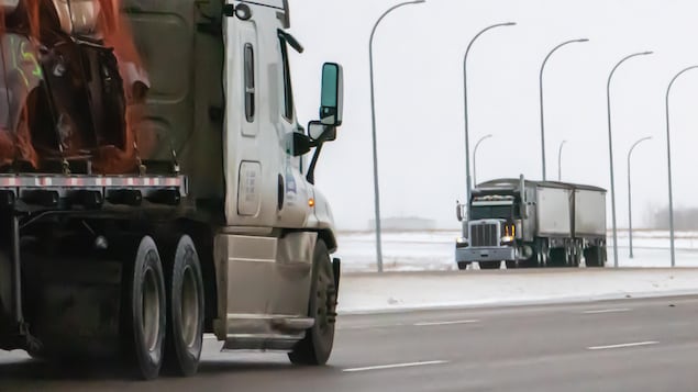Des camions de livraison sur l'autoroute en Saskatchewan en hiver,