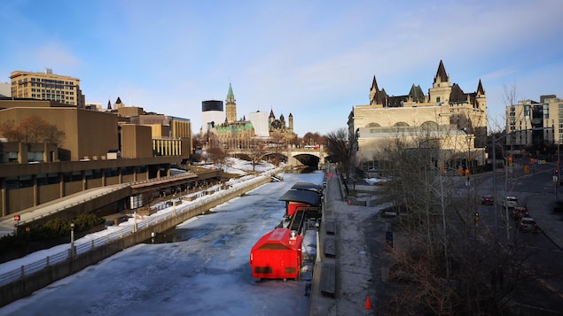 Le canal rideau avec vue du CNA, Parlement et Château Laurier.