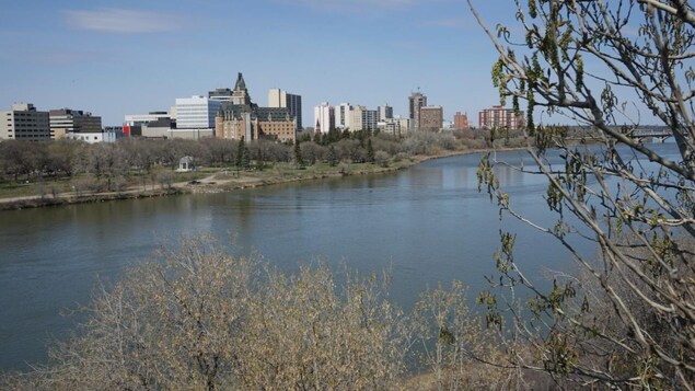 Une vue sur la Rivière Saskatchewan Sud et la ville de Saskatoon.