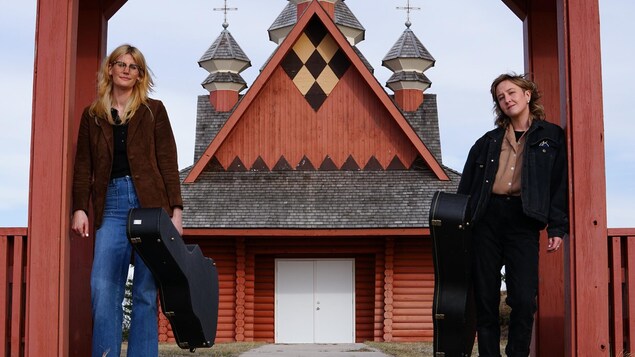 C'est ma Cousine, duo fransaskois en avant d'une église ukrainien à Pike Lake pour le tournage de francofièvre 2021.