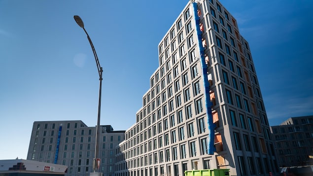 Un immeuble à logements.