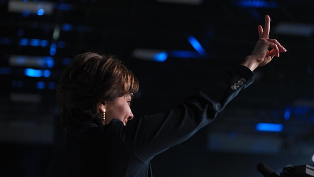 Christine Fréchette faisant le signe de la paux.