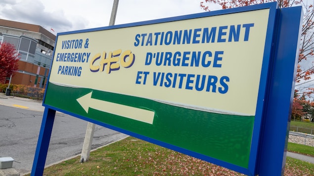 Un panneau à l'entrée du Centre hospitalier pour enfants de l’est de l’Ontario.