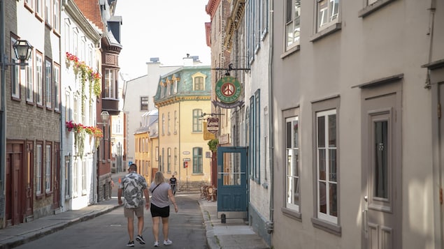 La rue Couillard, où des passants prennent une marche.