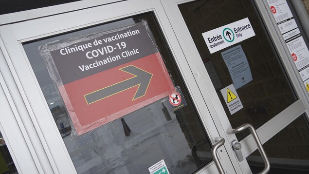 L'entrée d'un édifice où il est indiqué Clinique de vaccination COIVD-19.