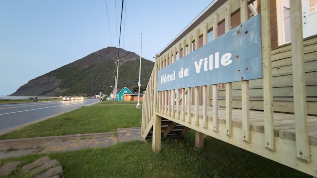 L'hôtel de ville se situe au pied du mont Saint-Pierre.