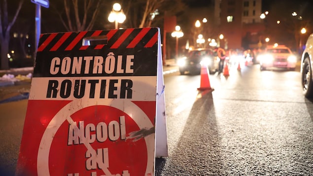 Une pancarte indiquant qu'un contrôle routier est en cours.