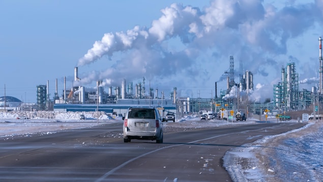 La raffinerie Co-op avec ses nuages de pollution en hiver à Regina.