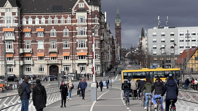 Des cyclistes et des piétons sur un pont à Copenhague.