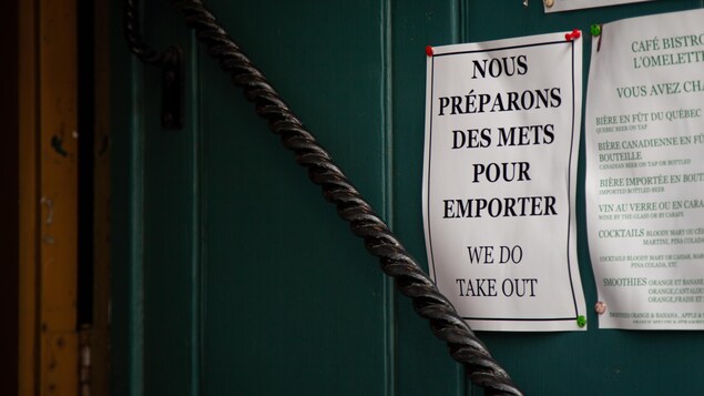 Ce restaurant publicise ses mets pour emporter.