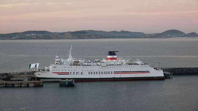 Le traversier Madeleine, de la CTMA, à quai.