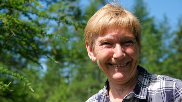 Lucette Turgeon sourit à l'extérieur.