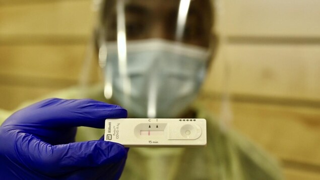 COVID-19 : des experts dénoncent la sous-utilisation des tests rapides par la C.-B.