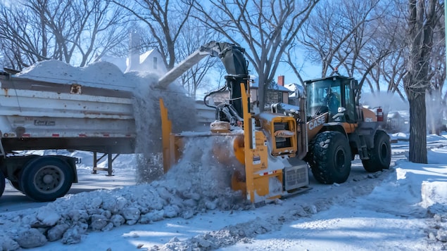 Regina et Saskatoon dépassent leurs budgets de déneigement