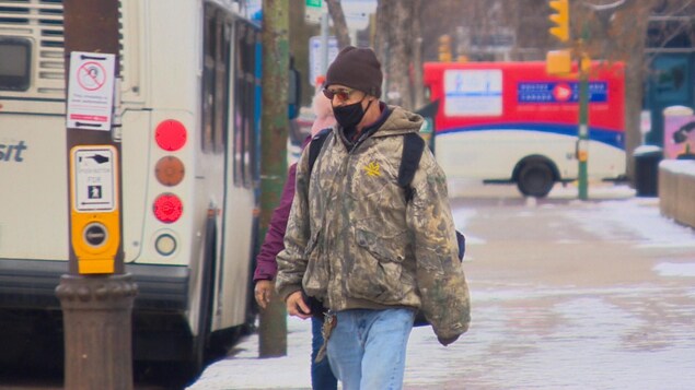 Des habitants de Saskatoon portent des masques lors de la pandémie de COVID-19 en hiver.