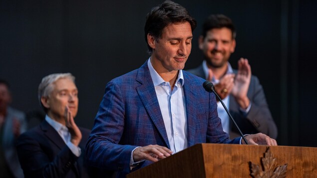 Trudeau nasa podium.