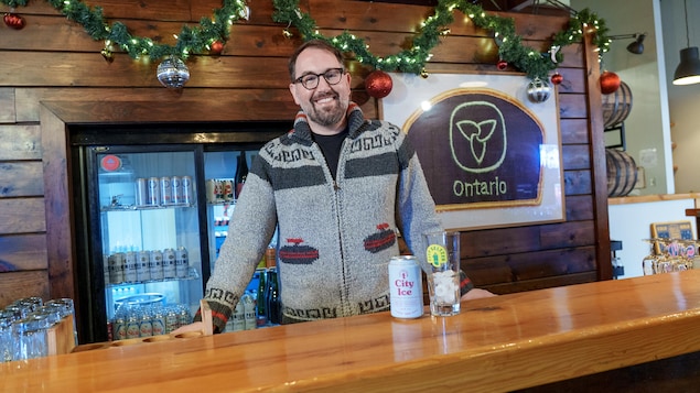 Josh McJannett derrière el comptoir d'un bar.