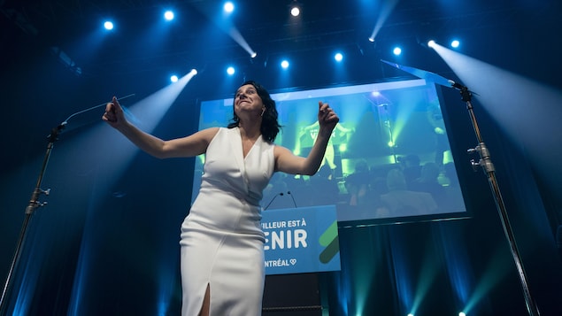 Valérie Plante dansant sur scène.