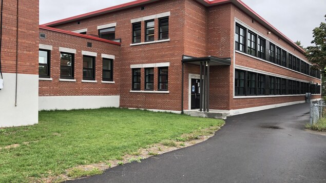 La façade d'un des pavillons de l'école des Hauts-Clochers