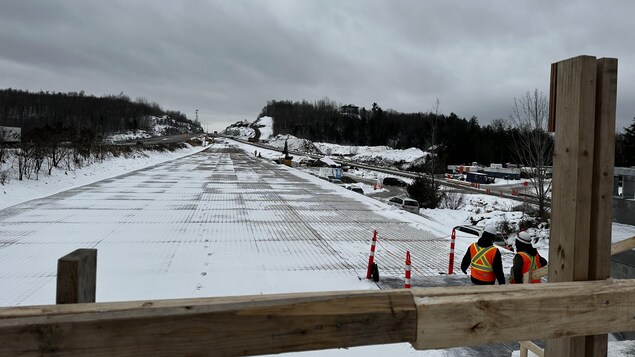 Un chantier de travaux sur une route.