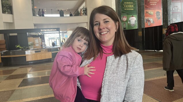 Elyse Banham et sa fille Aria.