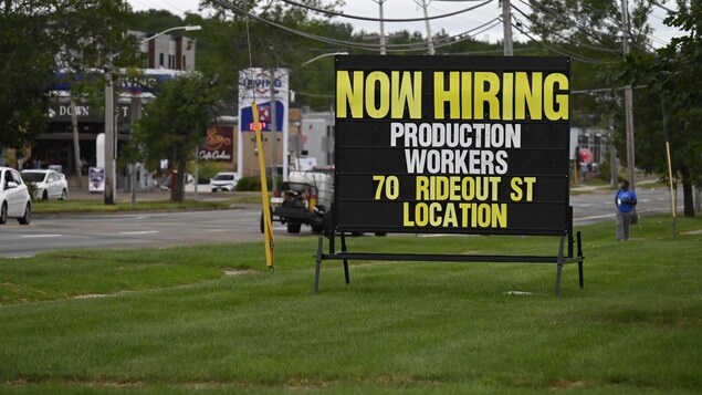 Un anuncio ofreciendo empleos en Canadá.
