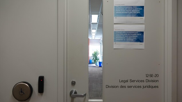 Sur la porte, une affiche sur laquelle on peut lire : « Prenant effet immédiatement, vous êtes priés de travailler de la maison.»