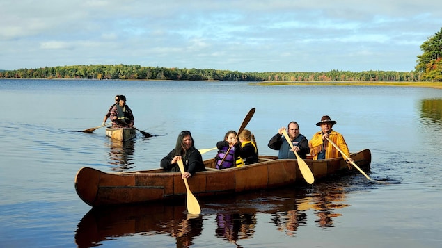 Indígenas en una canoa tradicional.