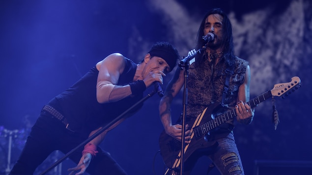 Le chanteur Gary Cherone et le guitariste Nuno Bettencourt d'Extreme