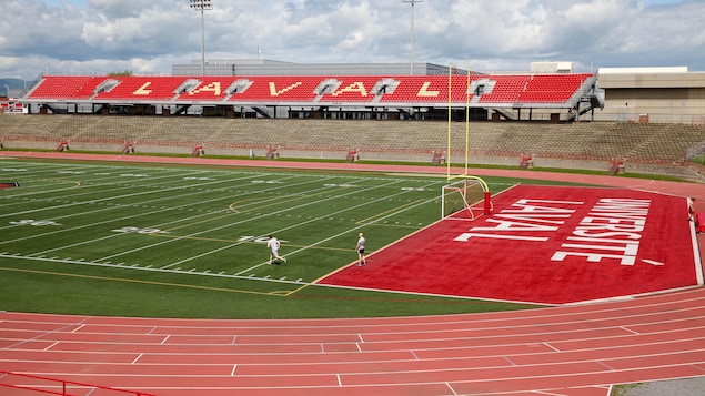 Boire et manger à l’avant-match de la Coupe Vanier, à condition de payer