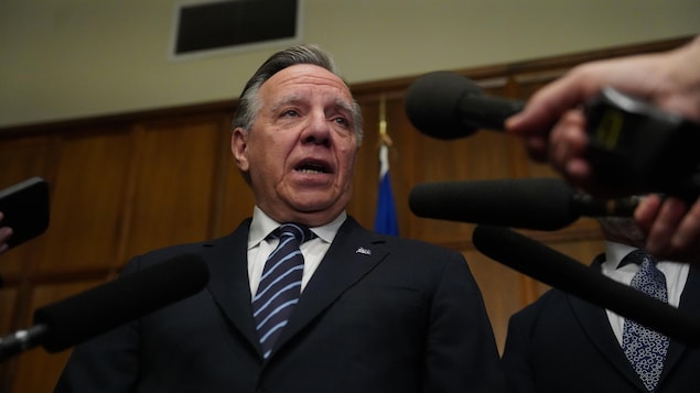 François Legault en mêlée de presse.