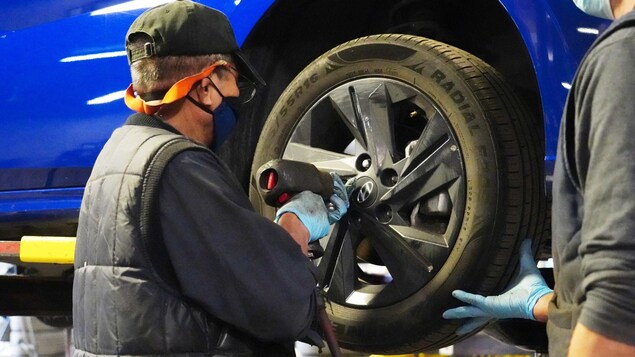 La pénurie de main-d’œuvre freine la pose de pneus d’hiver