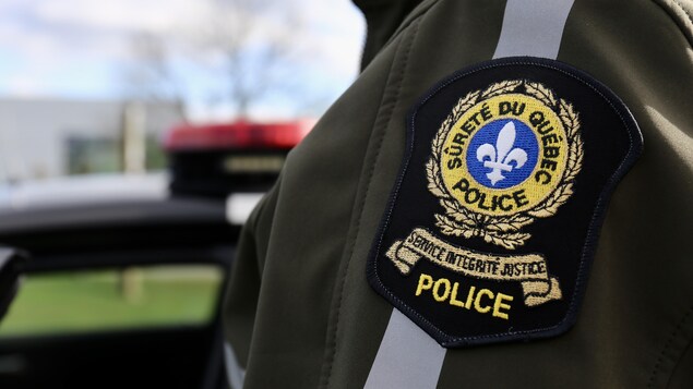 Un écusson de la Sureté du Québec sur un uniforme.