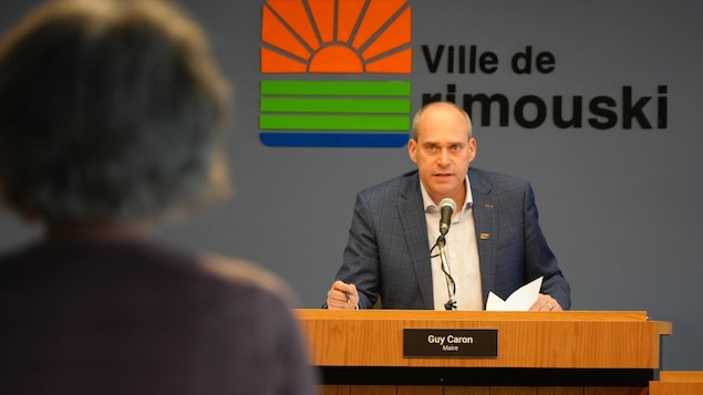 Guy Caron parle au micro.