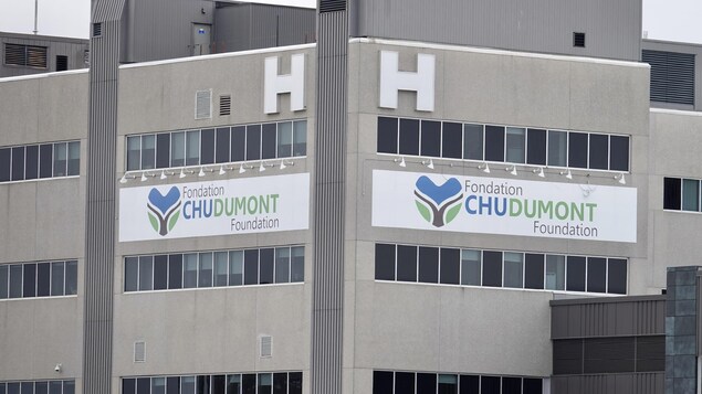 Plan rapproché du bâtiment de l'hôpital où son nom est écrit.