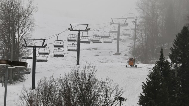 Des remontées mécaniques sur une pente de ski en hiver
