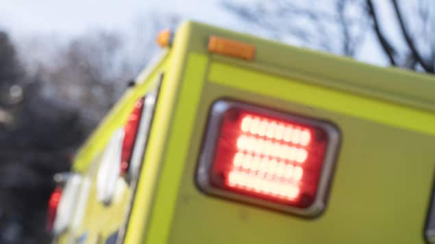 Une ambulance, gyrophares allumés.