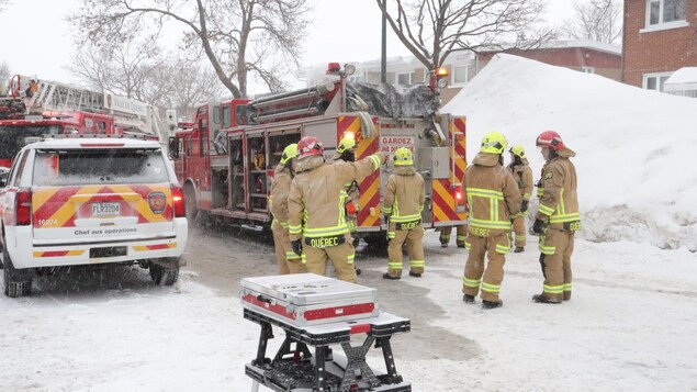 Deux personnes évacuées par des pompiers dans un incendie à Sainte-Foy
